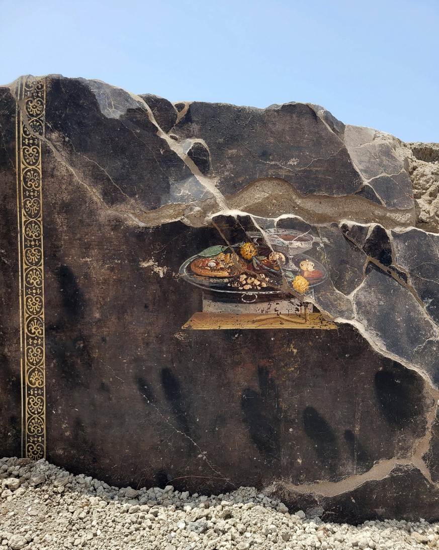 22.06.2023 Pompeii - Discovery Of A Still Life Painting With Pizza Ancestor Discovery of a still life from the new excavations in Pompeii, Italy on June 2023. It looks like a pizza, on this Pompeian p ...