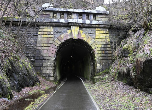 14.03.2023, Nordrhein-Westfalen, Freudenberg: Blick auf den Hohenhainer Tunnel in der N�he des Fundort des get�teten M�dchens Luise. Bei der Obduktion der Leiche sind zahlreiche Messerstiche festgeste ...