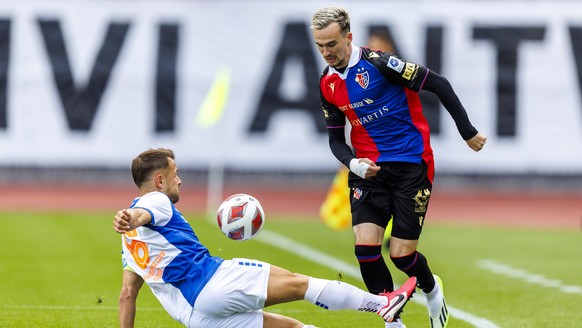 Grasshopper Club Zuerich Mittelfeldspieler Amir Abrashi gegen FC Basel Stuermer Liam Millar waehrend dem Fussball Meisterschaftsspiel der Super League zwischen dem Grasshopper Club Zuerich und dem FC  ...