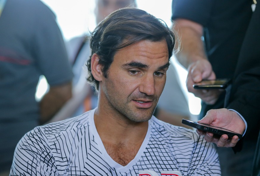 epa05862300 Roger Federer of Switzerland speaks to the media at the Miami Open tennis tournament on Key Biscayne, Miami, Florida, USA, 21 March 2017. EPA/ERIK S. LESSER