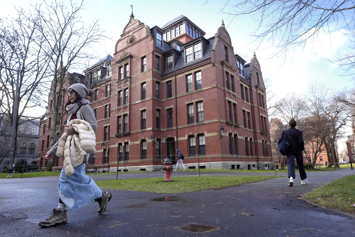 FILE - People walk between buildings, Dec. 17, 2024, on the campus of Harvard University in Cambridge, Mass. (AP Photo/Steven Senne, File)
Trump Harvard