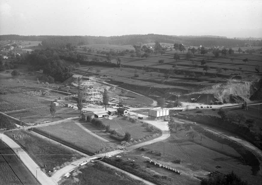 Bauinstallationen für Kiesabbau am Oelberg, Betonmischwerk, Feldbahnanlage für den Materialtransport zu den Pistenbaustellen. Ca. 600m westlich von Kloten; unten links: Strasse von Kloten nach Rümlang ...