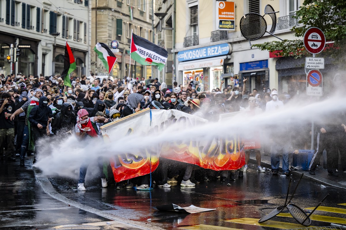 Des militants pro-palestiniens affrontent les forces de la police lors de lorganisation en parallele de deux manifestations, une marche silencieuse pour Israel contre l'antisemitisme et une mani ...