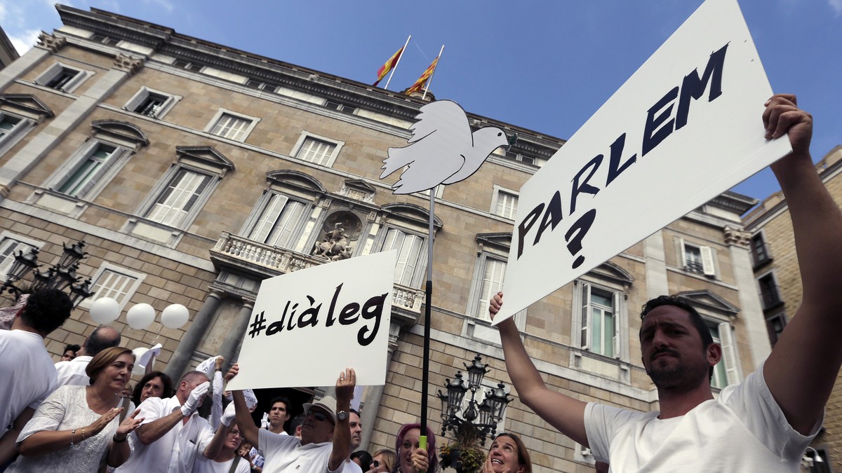 epa06250284 People gather during a demonstration called by the platform 'Hablamos?' (Do we speak?) at the Sant Jaume square in Barcelona, northeastern Spain, 07 October 2017, to make a call  ...