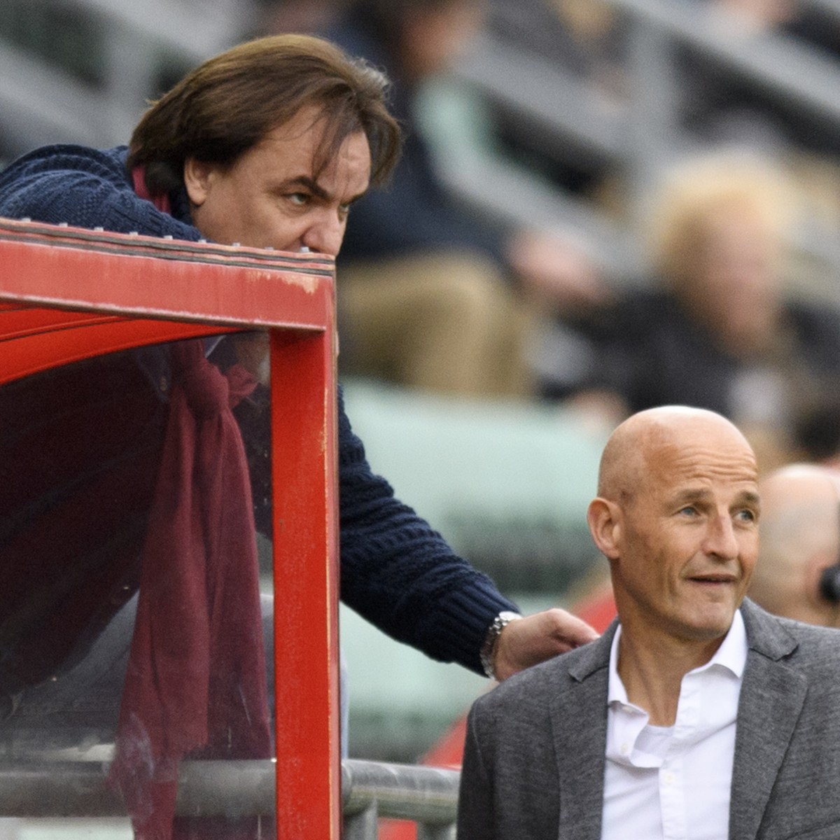 ARCHIVBILD ZUR ENTLASSUNG VON SION-TRAINER ZEIDLER --- Le president du FC Sion Christian Constantin, gauche, et L'entraineur du FC Sion Peter Zeidler, droite, observent la rencontre de football d ...