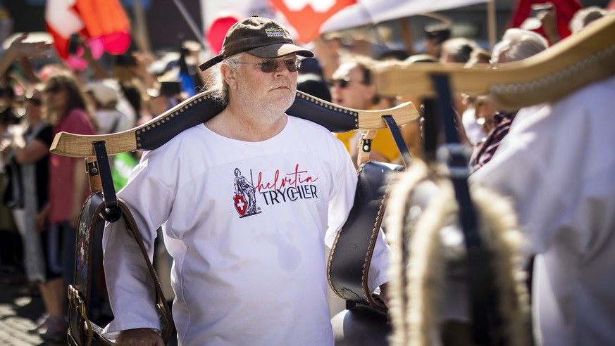 Demonstranten und sogenannte &quot;Freiheitstrychler&quot; mit Shirts mit der Aufschrift &quot;Helvetia Trychler&quot; bei einer Kundgebung gegen die Massnahmen zur Eindaemmung des Coronavirus auf dem ...