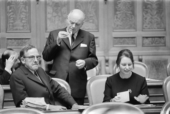 Hanna Sahlfeld-Singer, Theologin und SP-Nationalraetin aus dem Kanton St. Gallen, an ihrem Platz am ersten Tag im Rat. Sie wird am 13. Dezember 1971 als elfte Frau im Nationalrat im Bundeshaus in Bern ...