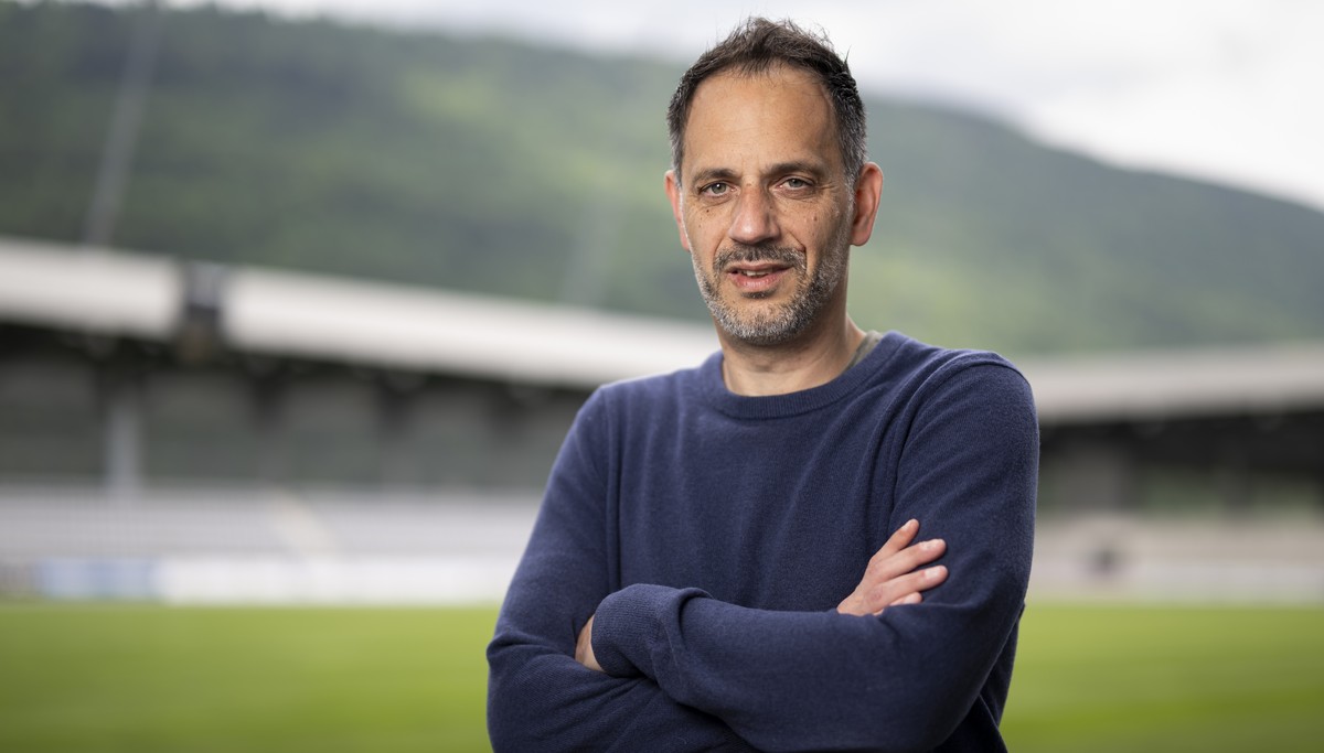 Sportdirektor Mauro Ierep posiert fuer den Fotografen kurz vor einem Interview, am Mittwoch, 21. Mai 2025 in der Tissot Arena in Biel. Biel. (KEYSTONE/Anthony Anex).