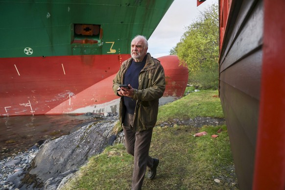 Konteinerskip grunnstotte i Trondheimsfjorden Trondheim 20250522. Konteinerskipet NCL Salten havnet pa land, kun noen meter ifra huset til Johan Helberg. Det 135 meter lange skipet gikk natt til torsd ...