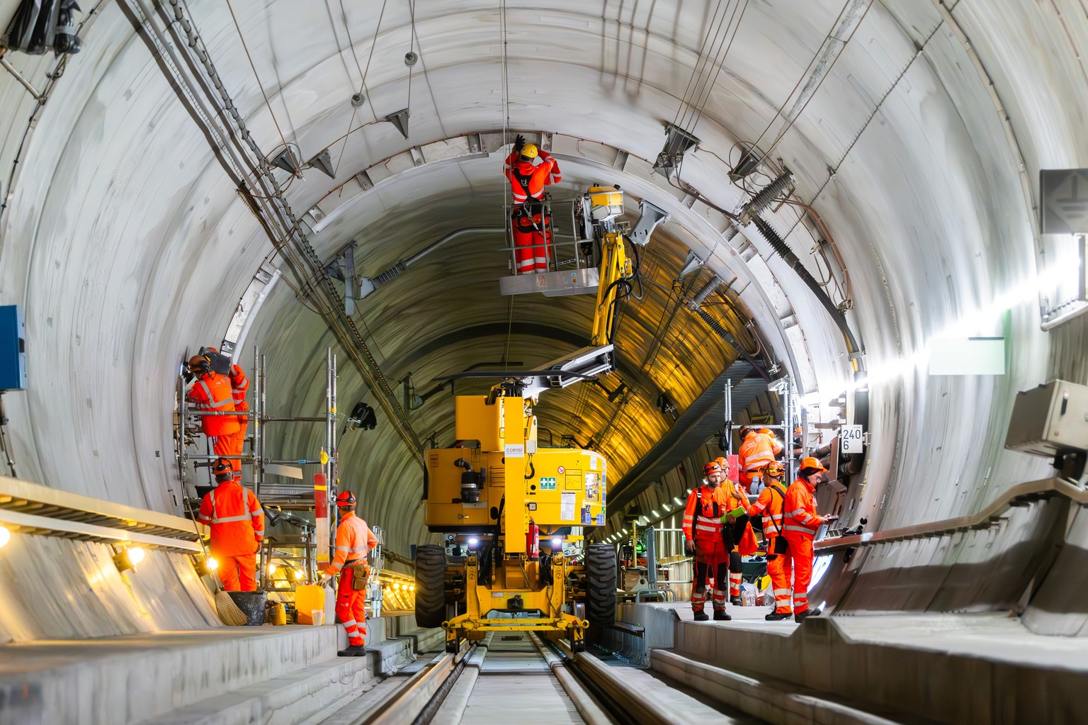 Sanierungsarbeiten im Gotthard-Basistunnel, aufgenommen am Freitag, 24. Mai 2024, bei Faido. Bei der Entgleisung eines Gueterzuges am 10. August 2023, wurde die Gleisanlage sowie ein Spurwechseltor im ...