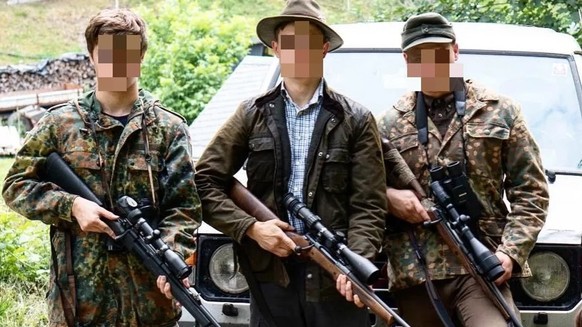 Zwei der Söhne von H. mit einem weiteren Kameraden: Im Internet posieren Mitglieder der rechtsextremen Familie mit Waffen.