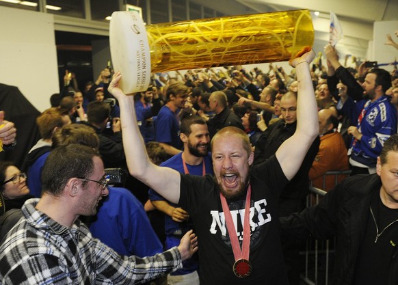 Captain Mathias Seger, vorne, und die Spieler der ZSC Lions werden nach dem Gewinn des Meistertitels und der Rueckkehr nach Zuerich frenetisch von ihren Fans gefeiert, am Mittwoch, 18. April 2012, in  ...