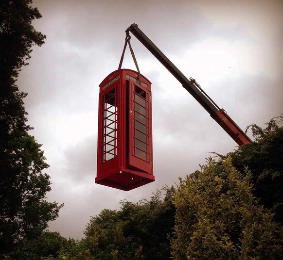 Rote Telefonzellen und ihre Umnützungen. 

https://www.redtelephonebox.com/