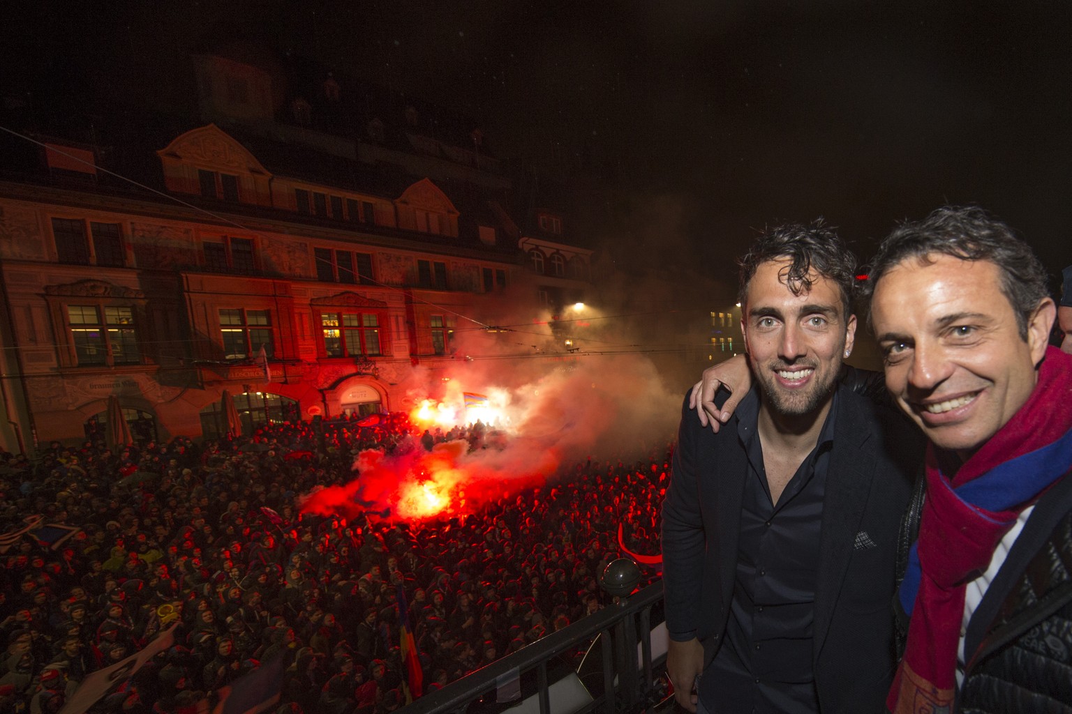 Heusler mit FCB-Captain Matias Delgado während der Meisterfeier auf dem Barfüsserplatz.