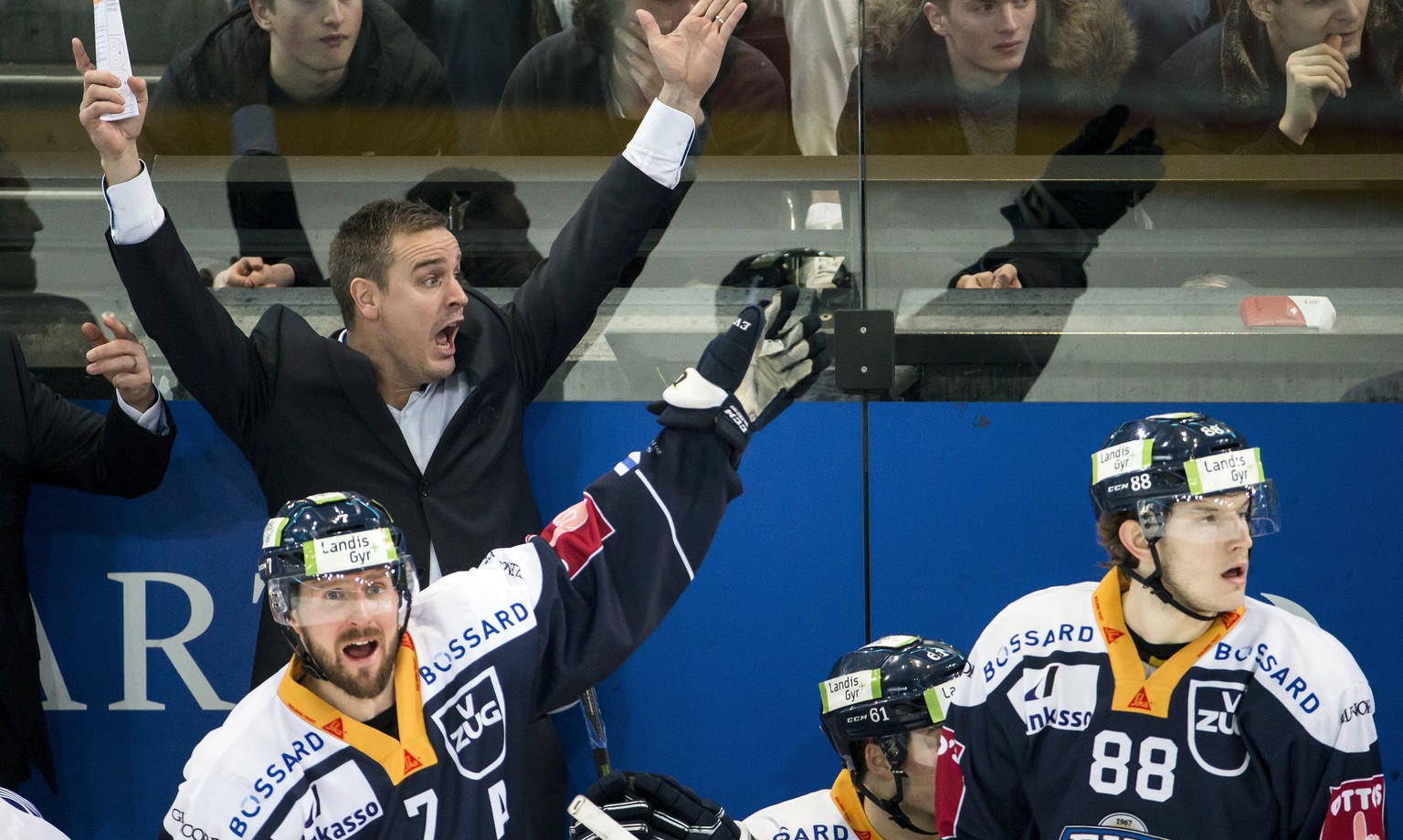 Zugs David McIntyre, Zugs Cheftrainer Dan Tangnes und Zugs Sven Senteler, von links, im Eishockey Meisterschaftsspiel der National League zwischen dem EV Zug und den ZSC Lions am Samstag, 9. Februar 2 ...