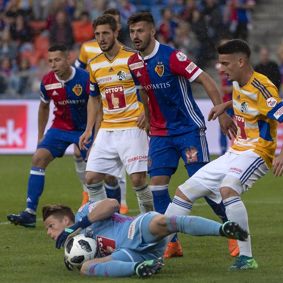 Luzerns Torhueter Jonas Omlin, Mitte, in Aktion im Fussball Meisterschaftsspiel der Super League zwischen dem FC Basel 1893 und dem FC Luzern im Stadion St. Jakob-Park in Basel, am Samstag, 19. Mai 20 ...