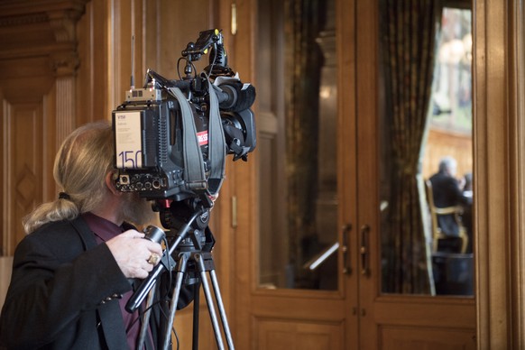 Ein Kameramann der SRG-SSR filmt in den Staenderat an der Fruehlingssession der Eidgenoessischen Raete, am Mittwoch, 8. Maerz 2017, im Staenderat in Bern. (KEYSTONE/Anthony Anex)