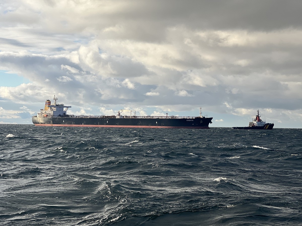 epa11817327 A handout photo made available by the Havariekommando (the German Central Command for Maritime Emergencies, CCME) shows the oil tanker 'Eventin' adrift off the coast of Ruegen, G ...