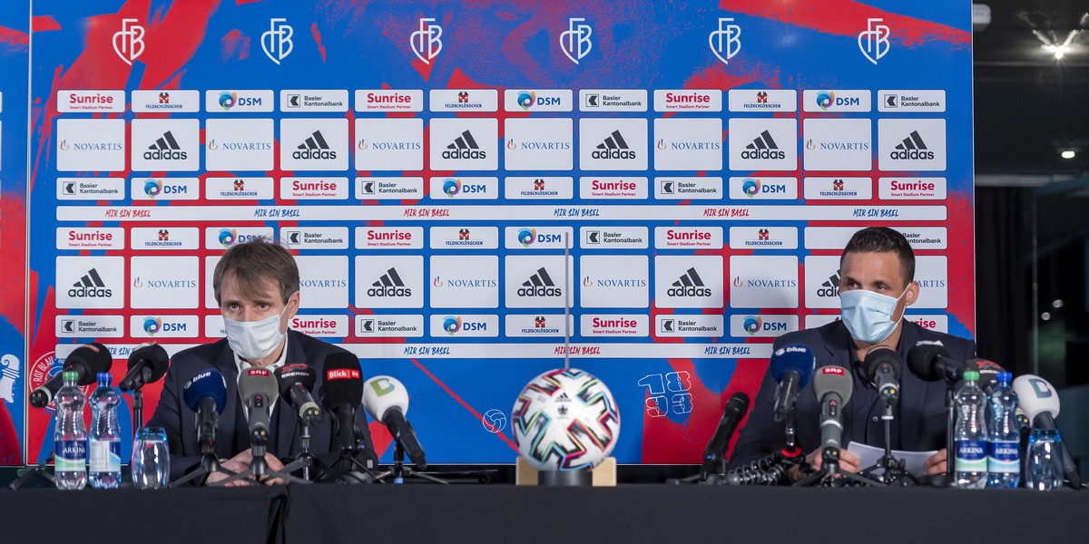 Bernhard Burgener, links, und David Degen, rechts, sprechen an einer Medienkonferenz des FC Basel 1893 in Basel, am Mittwoch, 11. Mai 2021. Die Differenzen rund um die Uebertragung der Aktien an der F ...