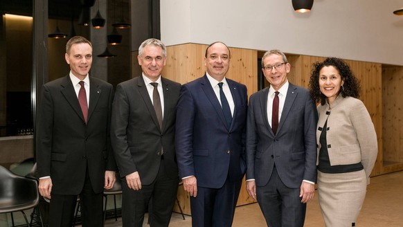 Jean-Pierre Gallati, Alex Hürzeler, Markus Dieth, Urs Hofmann und Staatsschreiberin Vincenza Trivigno. Es fehlt Stephan Attiger (von links).
