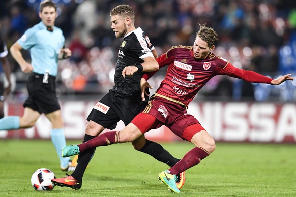 YBs Yoric Ravet, links, gegen Vaduz’ Nicolas Hasler, im Fussball Super League Spiel zwischen dem FC Vaduz und dem BSC Young Boys, am Mittwoch, 21. September 2016, im Rheinpark Stadion in Vaduz. (KEYST ...