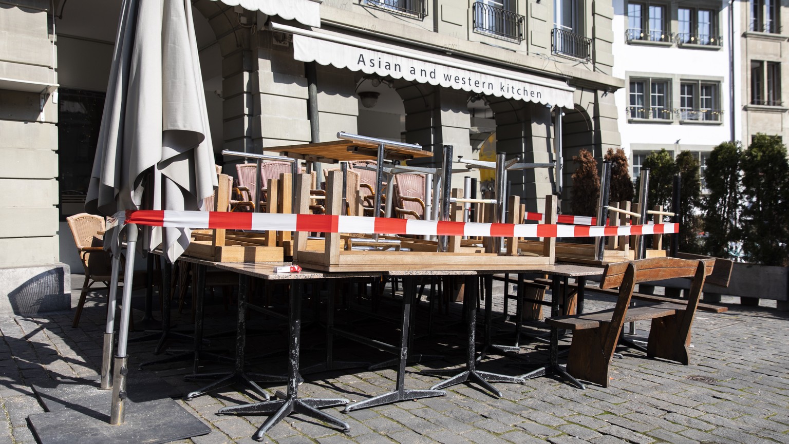 Tische und Stuehle stehen vor einem geschlossenen Restaurant in Bern, am Donnerstag, 19. Maerz 2020. (KEYSTONE/Peter Klaunzer)