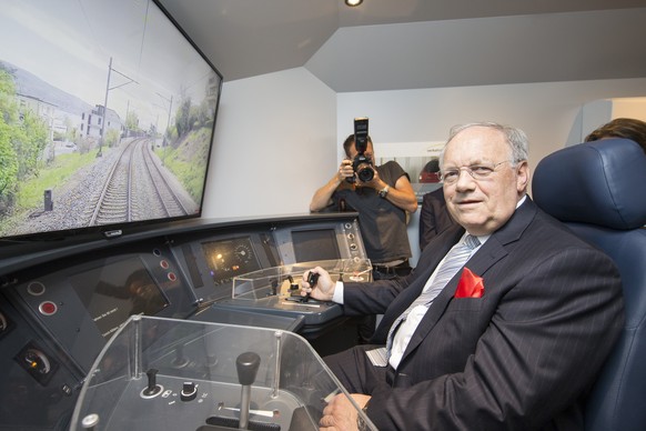 Bundesrat Johann Schneider-Ammann, Vorsteher des Eidgenoessischen Departements für Wirtschaft, Bildung und Forschung, faehrt am Stand der SBB mit einem Lok-Simulator anlaesslich der Eroeffnung der 101 ...