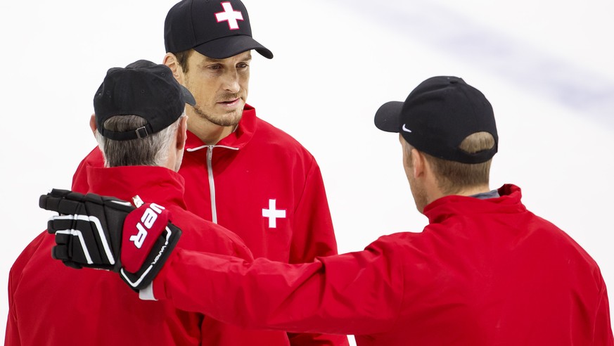 Headcoach Fischer unterhält sich mit seinen Assistenten Hollenstein (links) und von Arx (rechts).