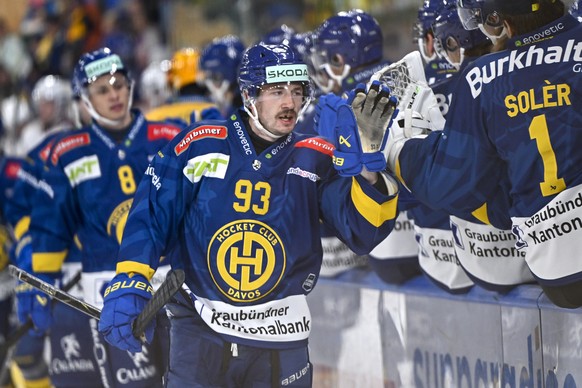 Yannick Frehner (HCD) beim Abklatschen nach seinem 1:2 Anschlusstreffer, im Eishockey Spiel der National League zwischen HC Davos, HCD, und Geneve-Servette HC, GSHC, am Samstag, 27. September 2025, in ...