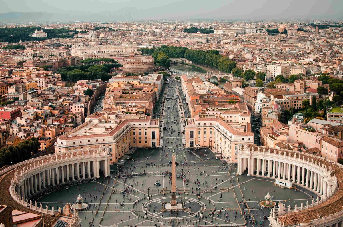 Vue depuis la basilique Saint-Pierre sur la place du même nom. Le Vatican réclame la restitution de son argent, dont une partie serait déposée dans une banque suisse.