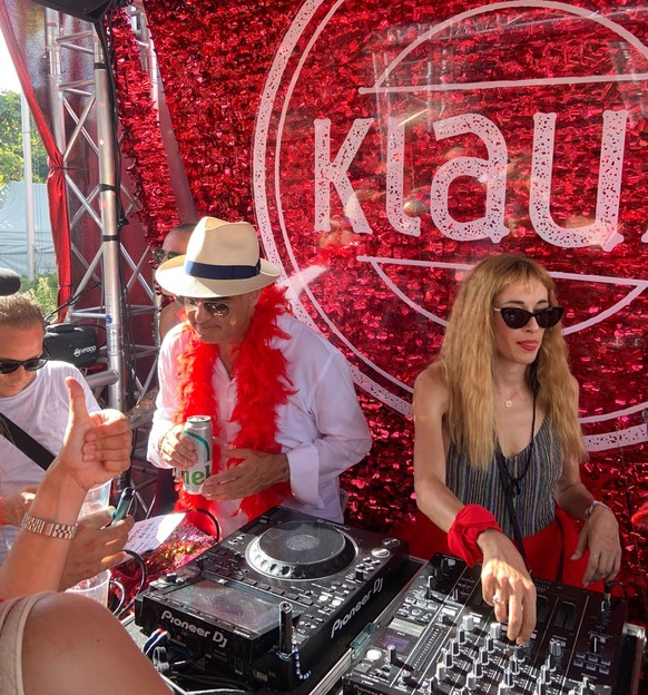 Bundespräsident Alain Berset an der Street Parade 2023, hinter einem DJ-Pult mit Djane.