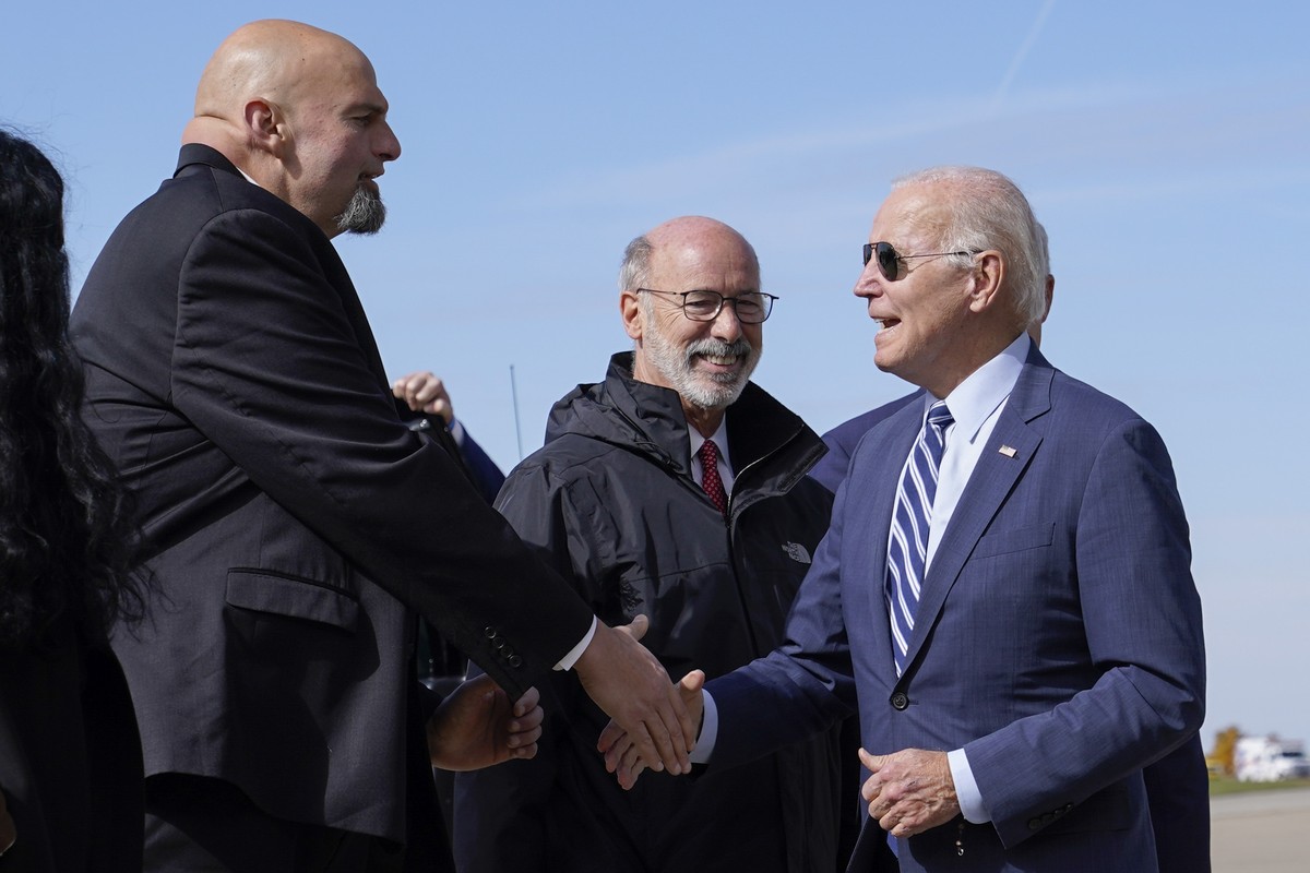 Le président américain Joe Biden serre la main du candidat démocrate John Fetterman, en Pennsylvanie.