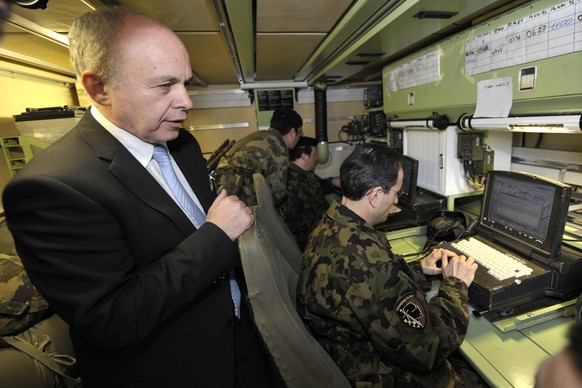 Le conseiller federal Ueli Maurer, droite, visite le poste de commandement avance avec le Brigadier Daniel Berger, centre, commandant de la Brigade blindee 1 lors de l&#039;exercice Janus II de la Bri ...