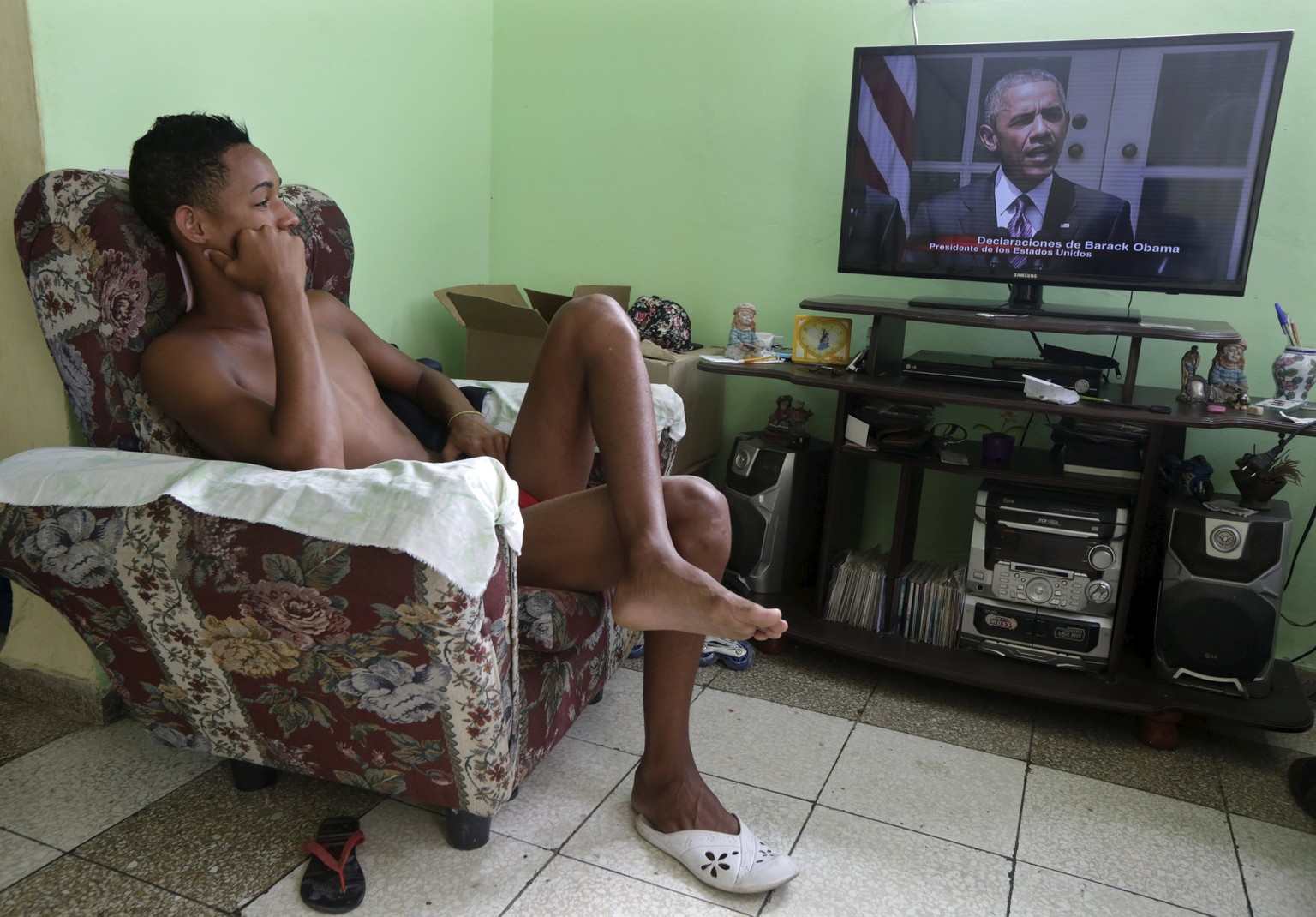 Ein Kubaner in Havanna verfolgt die Erklärung Obamas am Fernsehen, wonach die USA und der Inselstaat wieder diplomatische Beziehungen aufnehmen (01.07.2015).