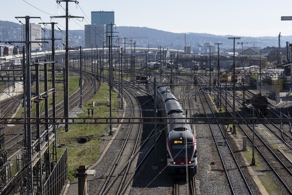 Ein einzelner Zug faehrt ueber die Gleise, aufgenommen am Montag, 23. Maerz 2020 in Zuerich. Das Schweizer OeV-Angebot wird ab heute, im Zusammenhang mit dem Coronavirus, schrittweise reduziert. (KEYS ...
