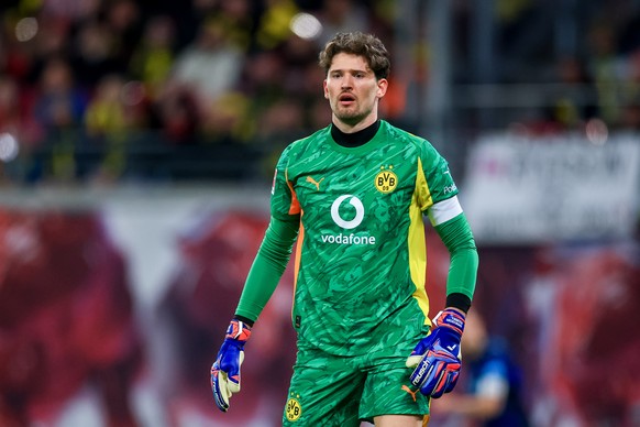 epa12766590 Goalkeeper Gregor Kobel of Borussia in action during the German Bundesliga soccer match between RB Leipzig and Borussia Dortmund in Leipzig, Germany, 21 February 2026. EPA/MARTIN DIVISEK C ...