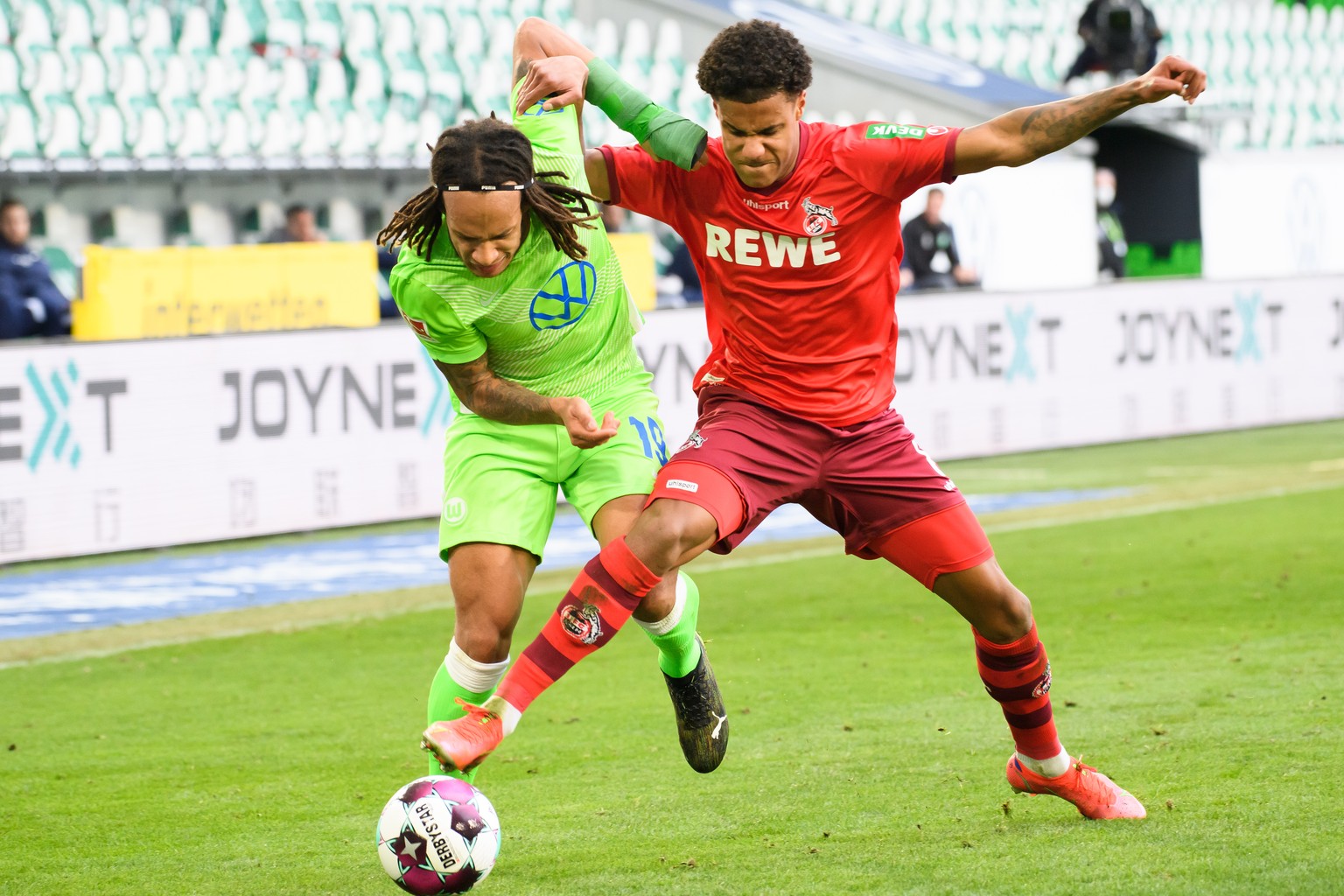 03.04.2021, Niedersachsen, Wolfsburg: Fu�ball: Bundesliga, VfL Wolfsburg - 1. FC K�ln, 27. Spieltag in der Volkswagen-Arena. Wolfsburgs Kevin Mbabu (l) spielt gegen K�lns Ismail Jakobs. Foto: Swen Pf� ...