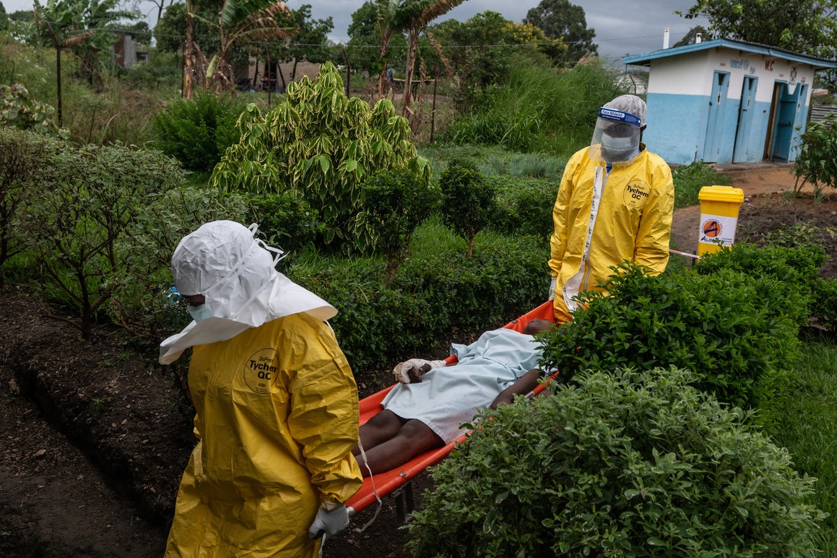 Medical staff carry an Ebola patient to a treatment center in Rwampara, Congo, Thursday, May 21, 2026. (AP Photo/Moses Sawasawa)
APTOPIX Congo Ebola