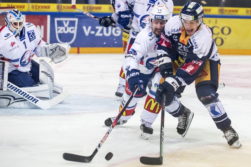 ZUM START DER SCHWEIZER EISHOCKEY PLAYOFFS AM SAMSTAG, 10. MAERZ 2018, STELLEN WIR IHNEN FOLGENDES BILDMATERIAL ZUR VERFUEGUNG - Der ZSC Goalie Niklas Schlegel, links, und der Zuercher Mathias Seger,  ...