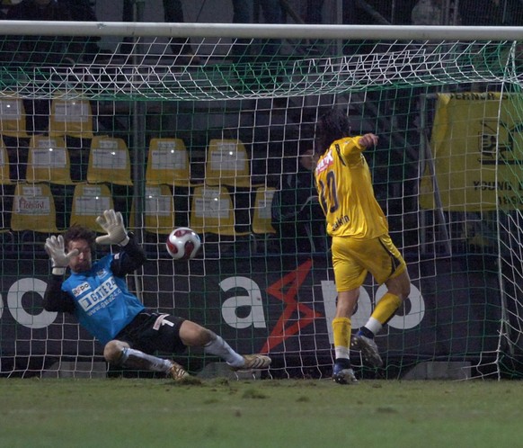 Hakan Yakin, Mitte, erzielt das 2:6, beobachtet durch den St. Galler Dominique Longo, links, der Berner Mario Raimondi , rechts, im Fussballspiel FC St. Gallen gegen den BSC Young Boys, am Samstag, 1. ...