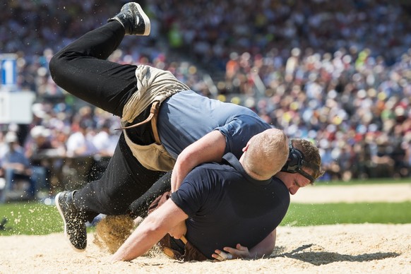 Matthias Glarner, links, kaempft gegen Mario Thuerig, rechts, am Eidgenoessischen Schwing- und Aelplerfest (ESAF) Estavayer2016 in Payerne, am Sonntag, 28. August 2016. (KEYSTONE/Jean-Christophe Bott)