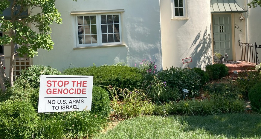 Die politische Diskussion findet in den USA mit Schildern im Garten statt.