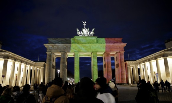 epa05226197 The Brandenburg Gate is illuminated in Belgian national colours, in Berlin, Germany, 22 March 2016. At least 34 people have died and 200 have been wounded in the attacks at Brussels Zavent ...