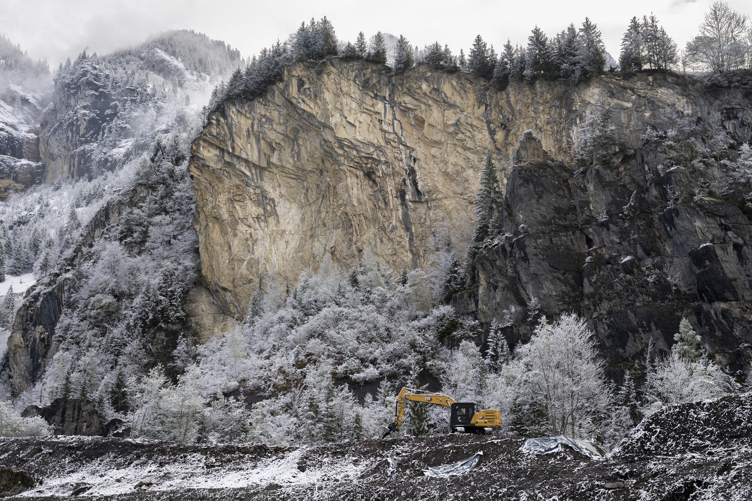 Sicht von der Felswand wo sich eine Munitionsdepot befindet, am Donnerstag, 25. April 2024 in Mitholz im Kandertal. Der Bund will das ehemalige Munitionsdepot bei Mitholz im Berner Oberland in der Sch ...