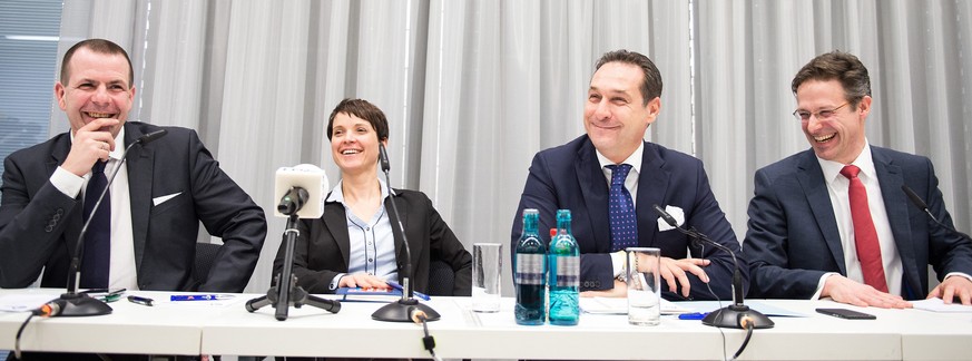 Vertreter der deutschen AfD und der österreichischen FPÖ geben nach ihrer gemeinsamen Konferenz den Medien Auskunft.