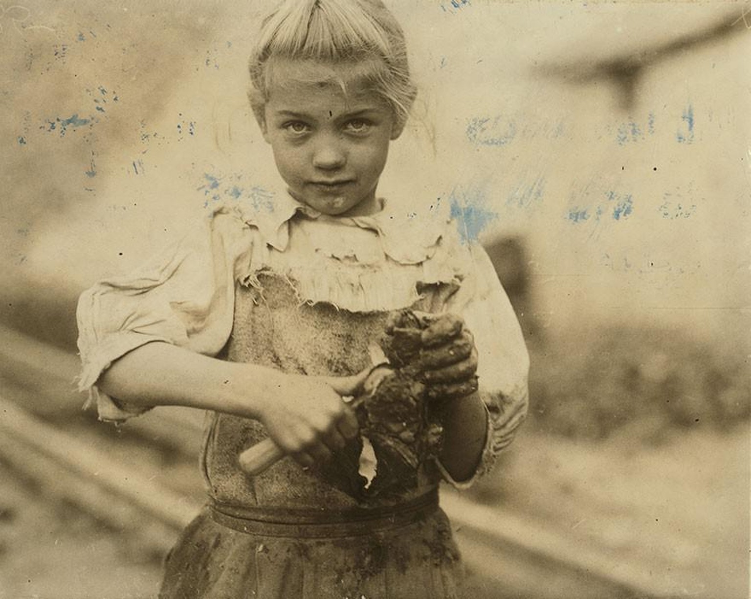 Bluffton, South Carolina: «Die siebenjährige Rosie, regelmässige Austernschälerin. Ihr zweites Jahr dabei. Analphabetin. Arbeitet den ganzen Tag. Schält nur ein paar Töpfe pro Tag. Varn &amp; Platt Ca ...