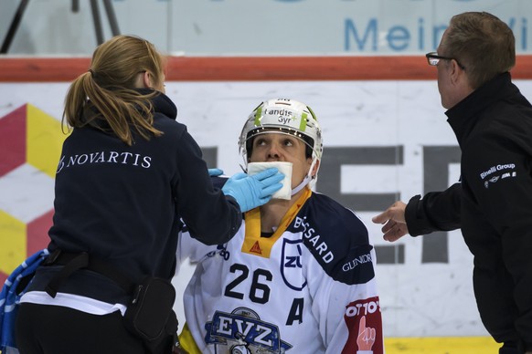 Zugs Reto Suri, Mitte, ist verletzt im ersten Eishockey Playoff-Finalspiel der National League zwischen dem SC Bern und dem EV Zug, am Donnerstag, 11. April 2019, in der PostFinance Arena in Bern. (KE ...