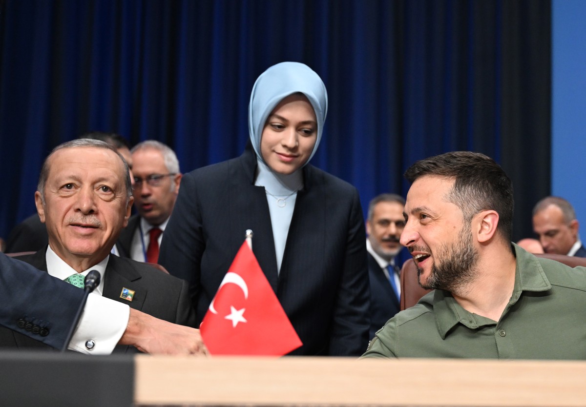 epa10741244 Ukraine's President Volodymyr Zelensky (R) and Turkey's President Recep Tayyip Erdogan (L) attend the NATO ? Ukraine Council meeting with Sweden at the NATO ?summit in Vilnius, L ...