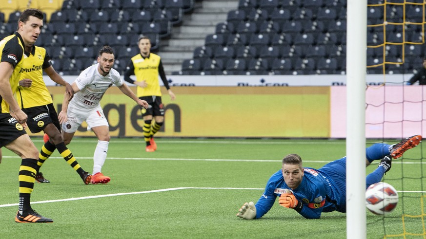 YB Torhueter David von Ballmoos, rechts, ist geschlagen, Servettes Alex Schalk, links, trifft zum 0-1 im Fussball Meisterschaftsspiel der Super League zwischen den Berner Young Boys und Genfs Servette ...