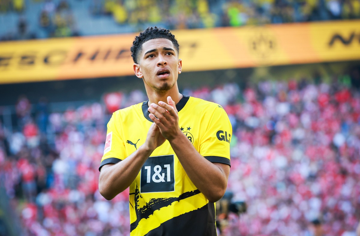ARCHIV - 28.05.2023, Nordrhein-Westfalen, Dortmund: Fu�ball: Bundesliga, 34. Spieltag, Borussia Dortmund - FSV Mainz 05, Signal Iduna Park. Dortmunds Jude Bellingham geht nach dem Spiel zu den Fans au ...